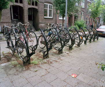 842563 Afbeelding van enkele moderne fietsklemmen in de Justus van Effenstraat te Utrecht.